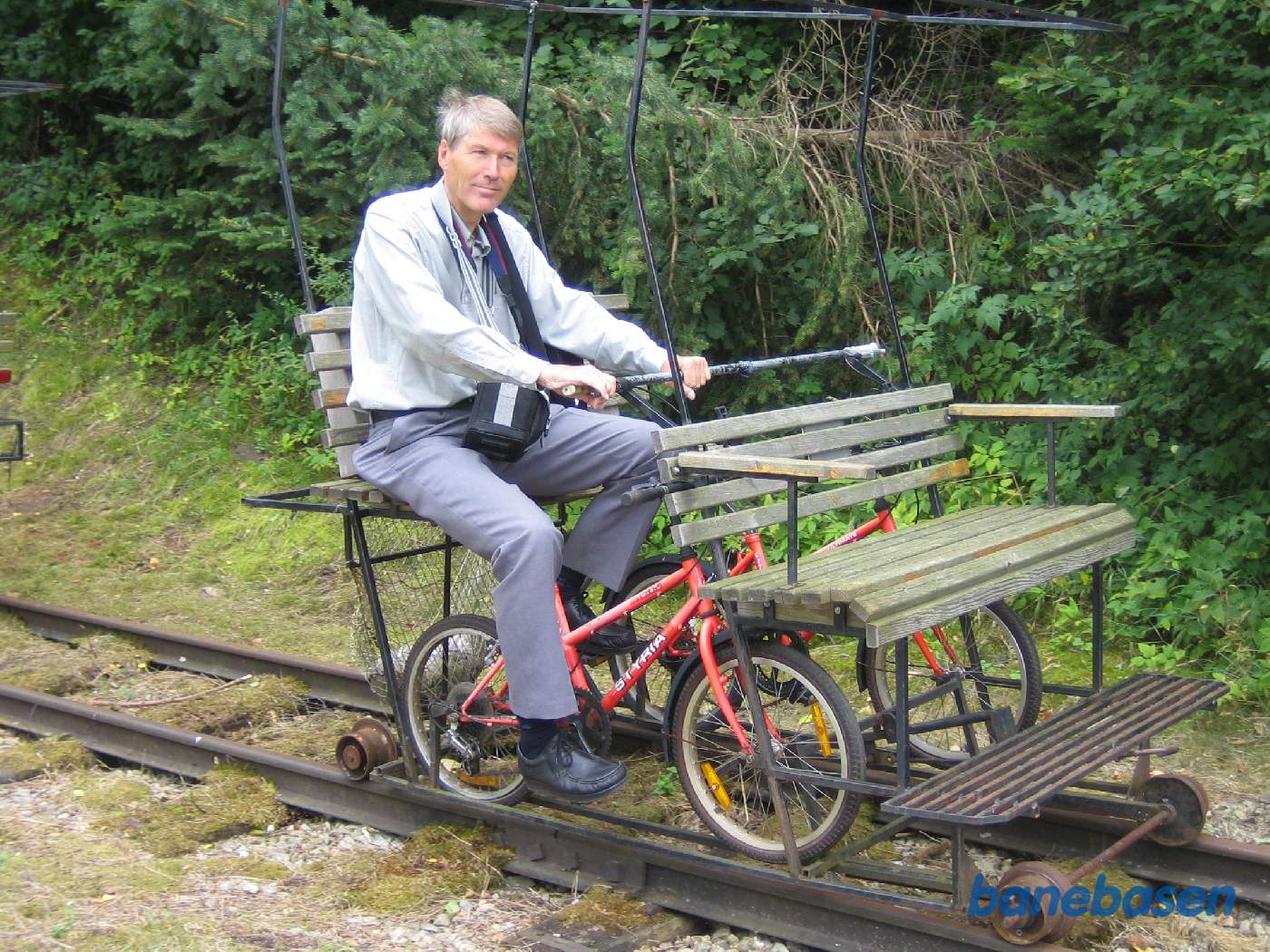 En turist har sat sig op på en skinnecykel