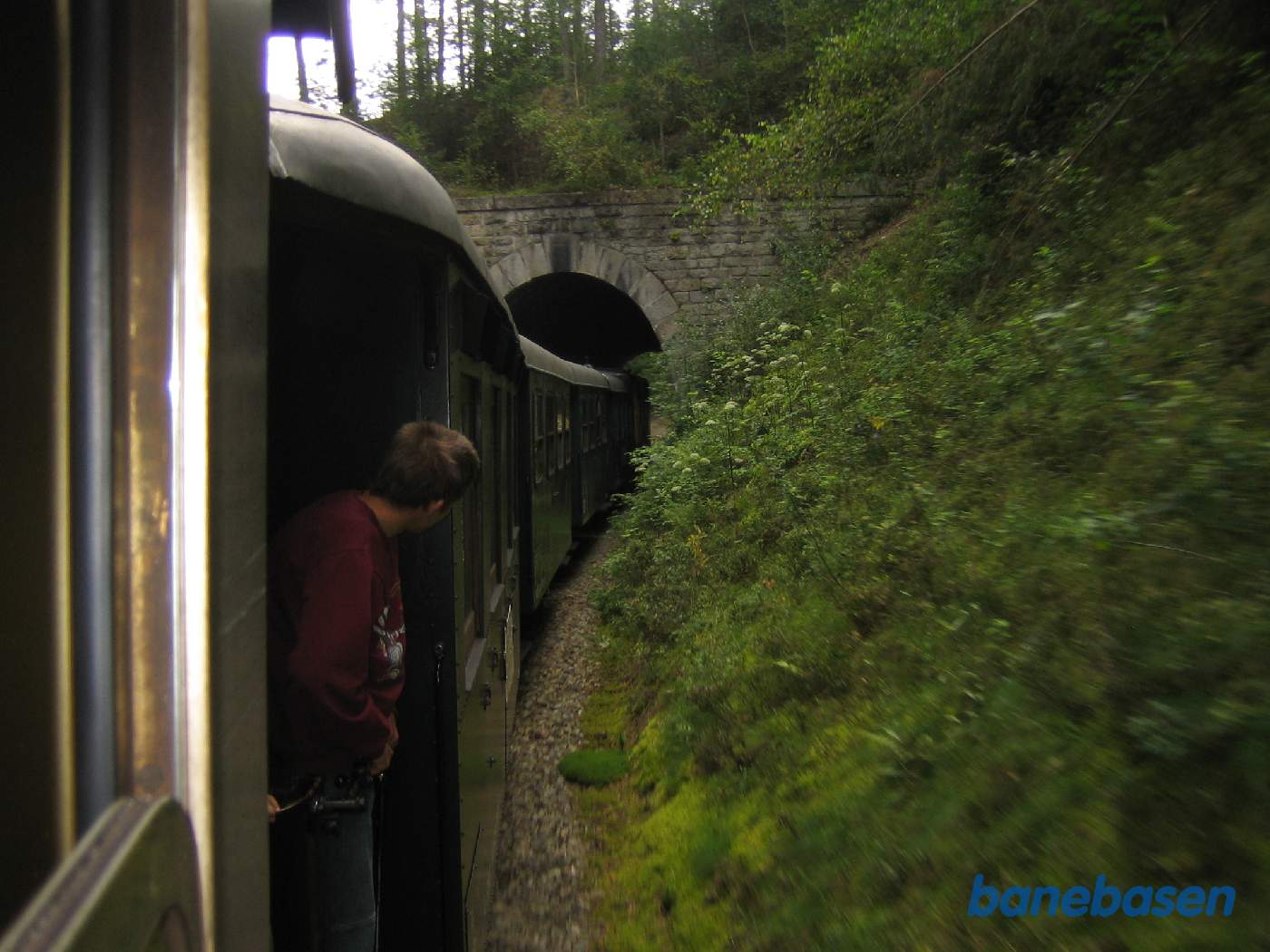 Toget kører gennem landskabet mellem Langslag og Weitra, her gennem en kort tunnel