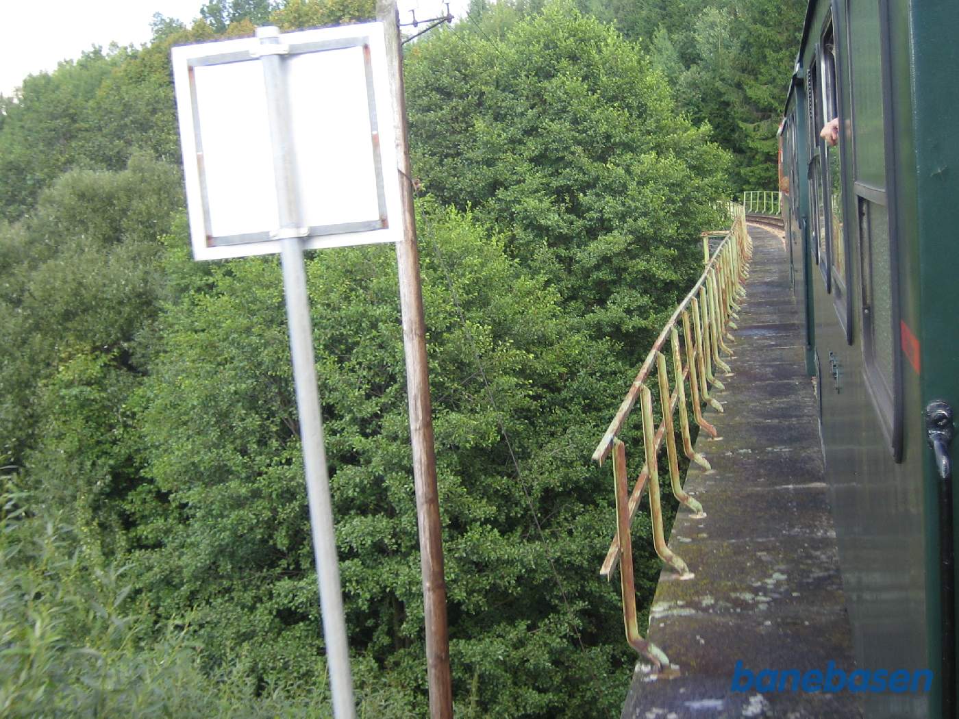 Toget kører gennem landskabet mellem Langslag og Weitra