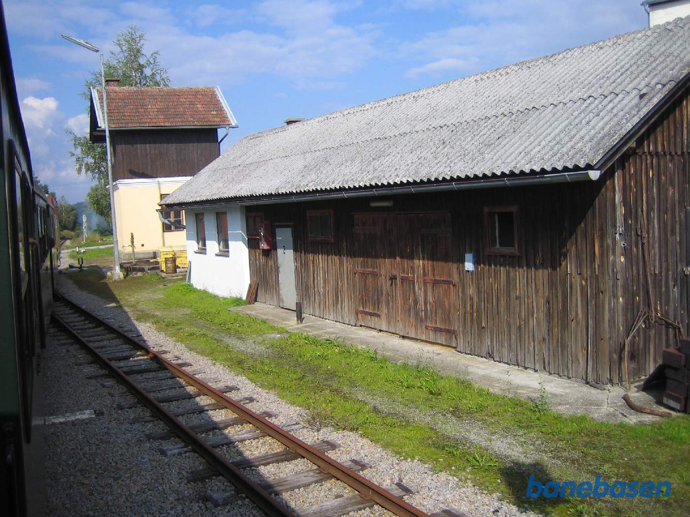 Toget på vej ud af stationen