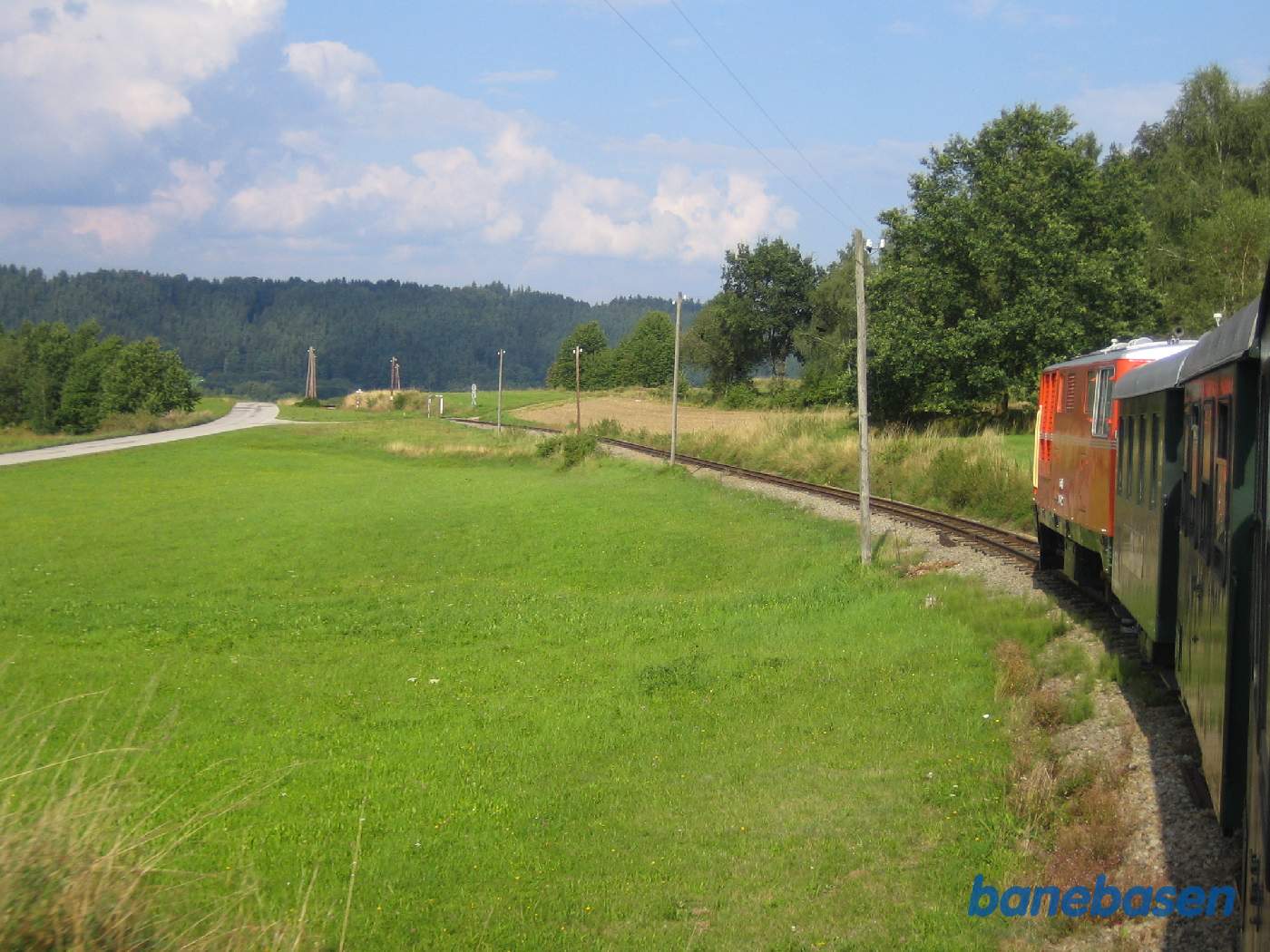 Toget kører gennem landskabet mellem Weitra og Gmünd