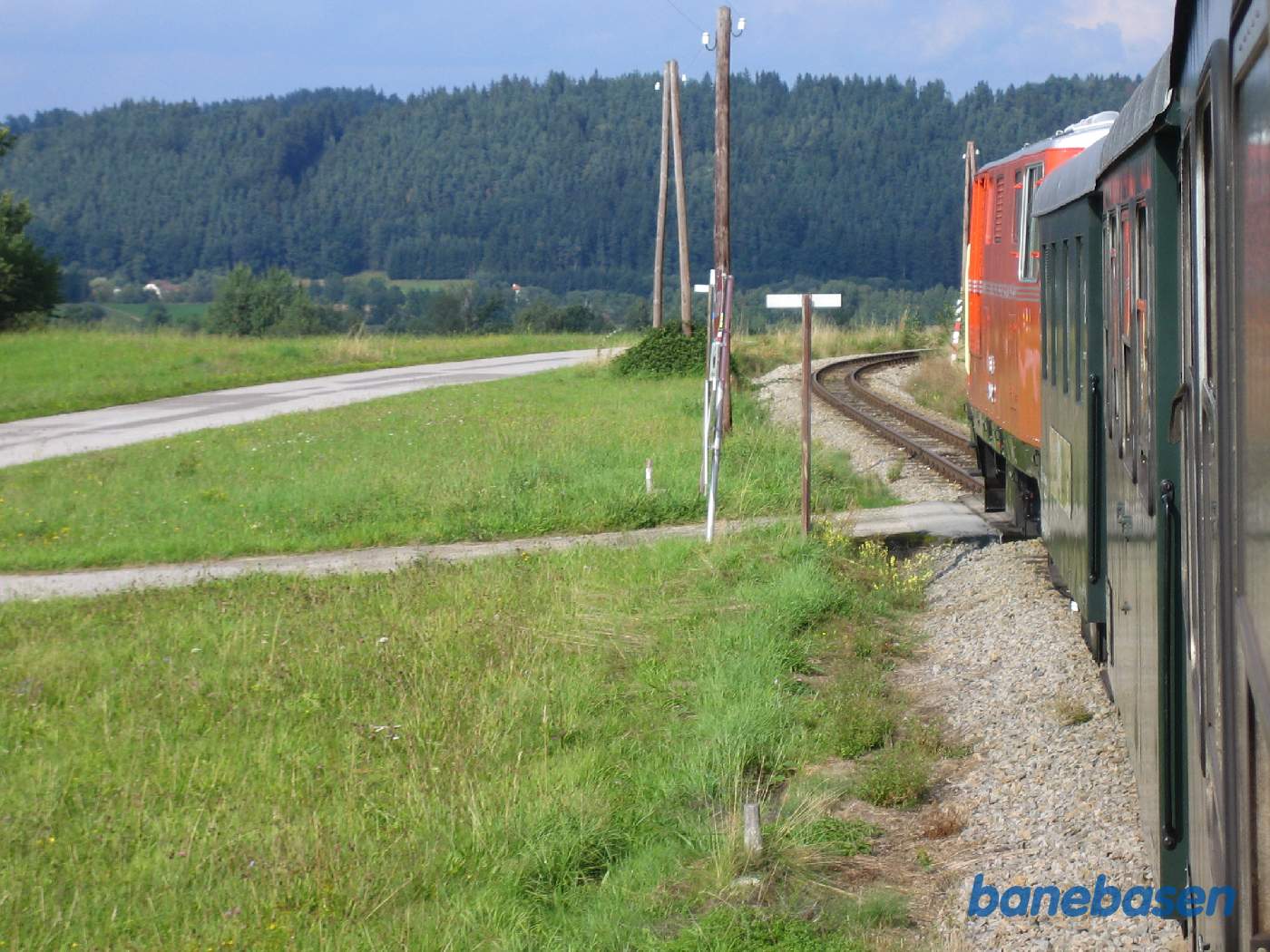 Toget kører gennem landskabet mellem Weitra og Gmünd