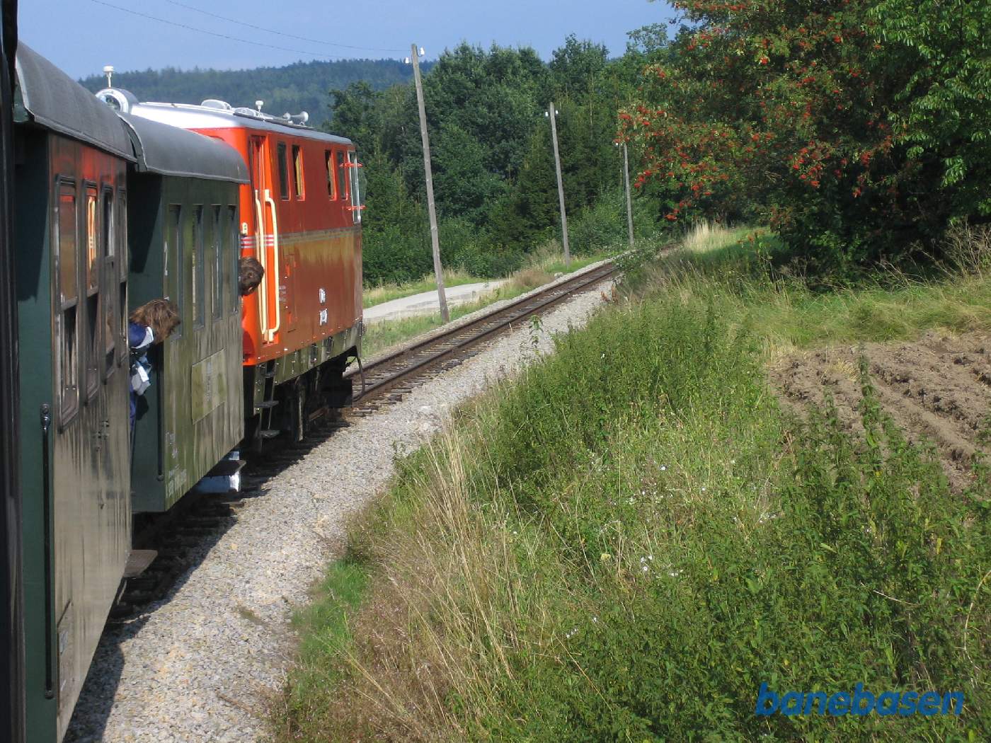 Toget kører gennem landskabet mellem Weitra og Gmünd