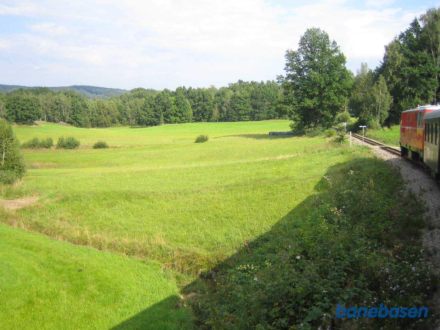 Toget kører gennem landskabet mellem Weitra og Gmünd