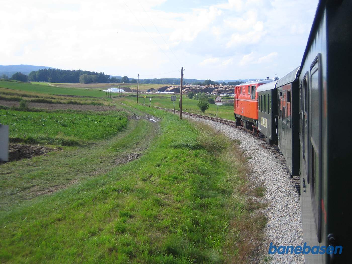 Toget kører gennem landskabet mellem Weitra og Gmünd