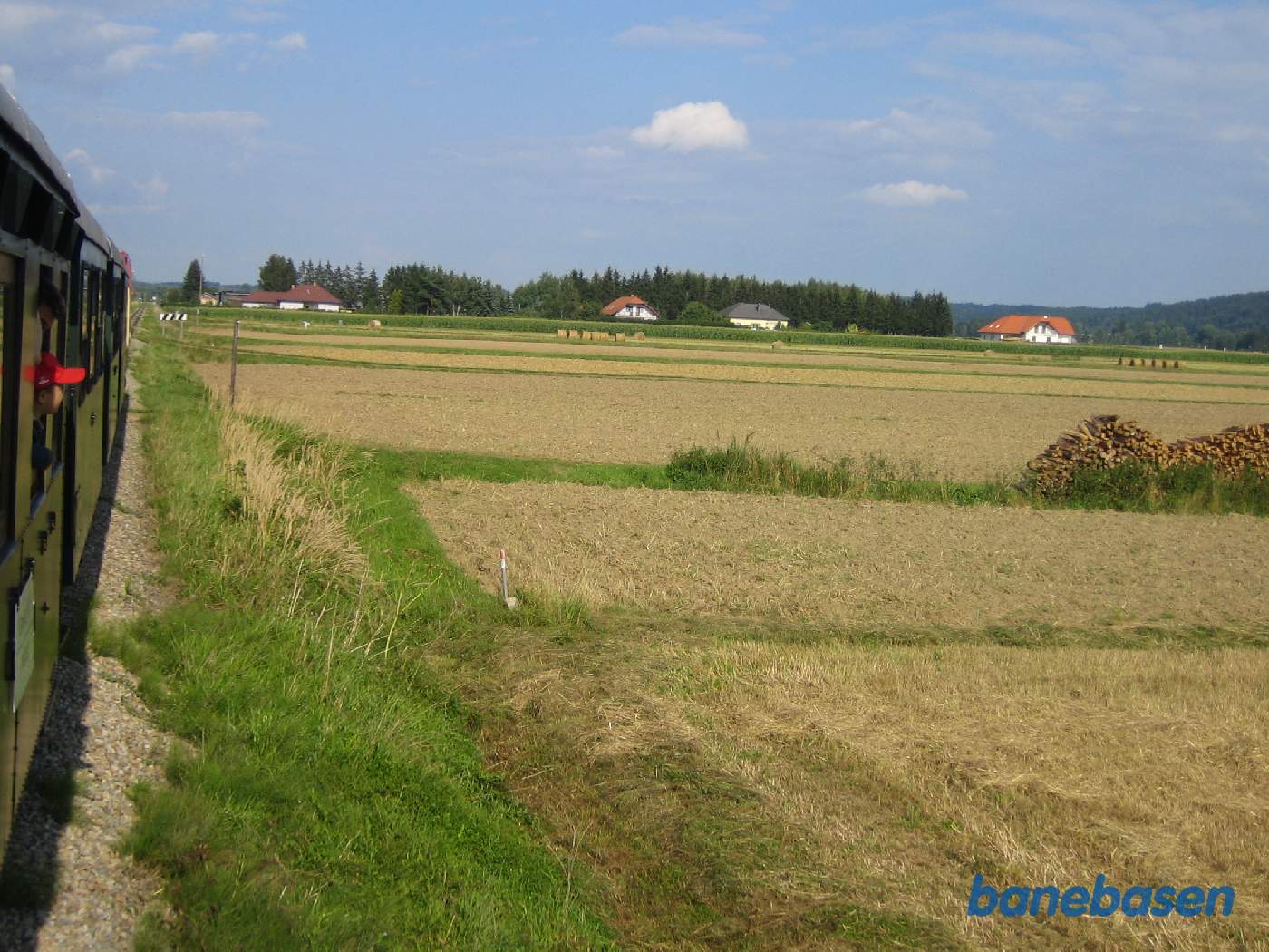 Toget kører gennem landskabet mellem Weitra og Gmünd