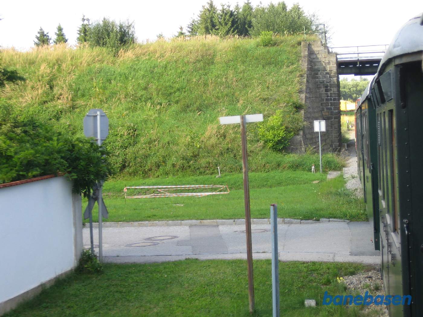 På vej ind på Gmünd stationen kører smalsporsbanen under normalsporet ind til Tjekkiet, Tjekkiet til venstre