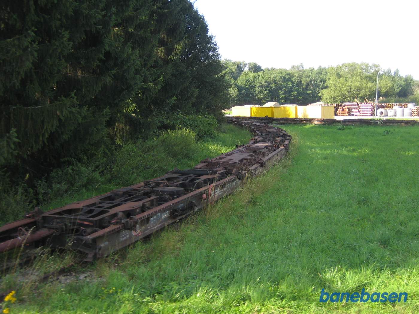 Transportvogne stillet til side i sportrekanten over mod Tjekkiet