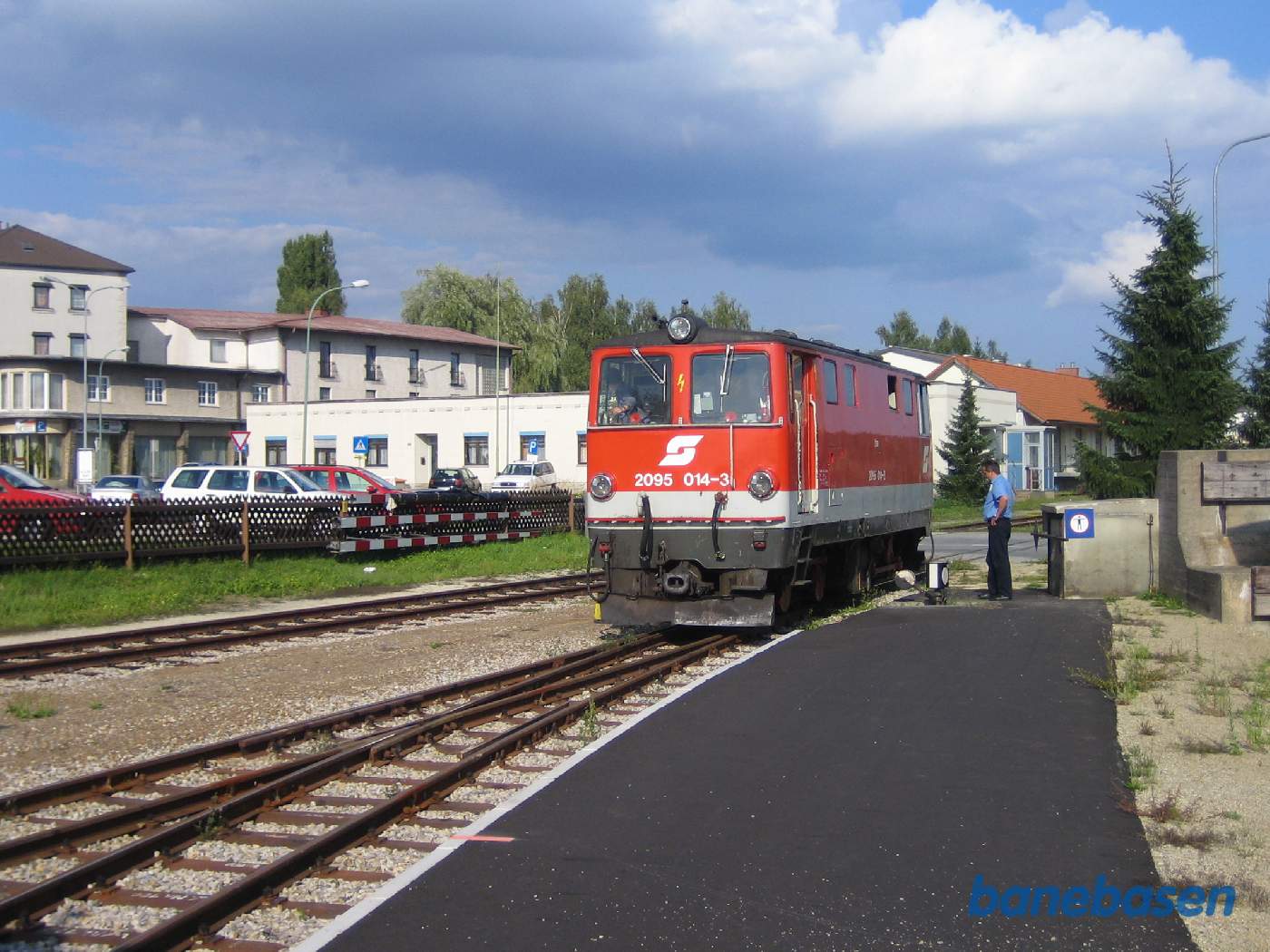 Diesellokomotiv rangerer på stationen