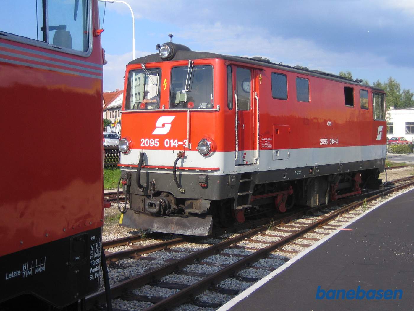 Diesellokomotiv rangerer på stationen og passerer tæt forbi 2095.12 der lige er ankommet fra Gross Gerung