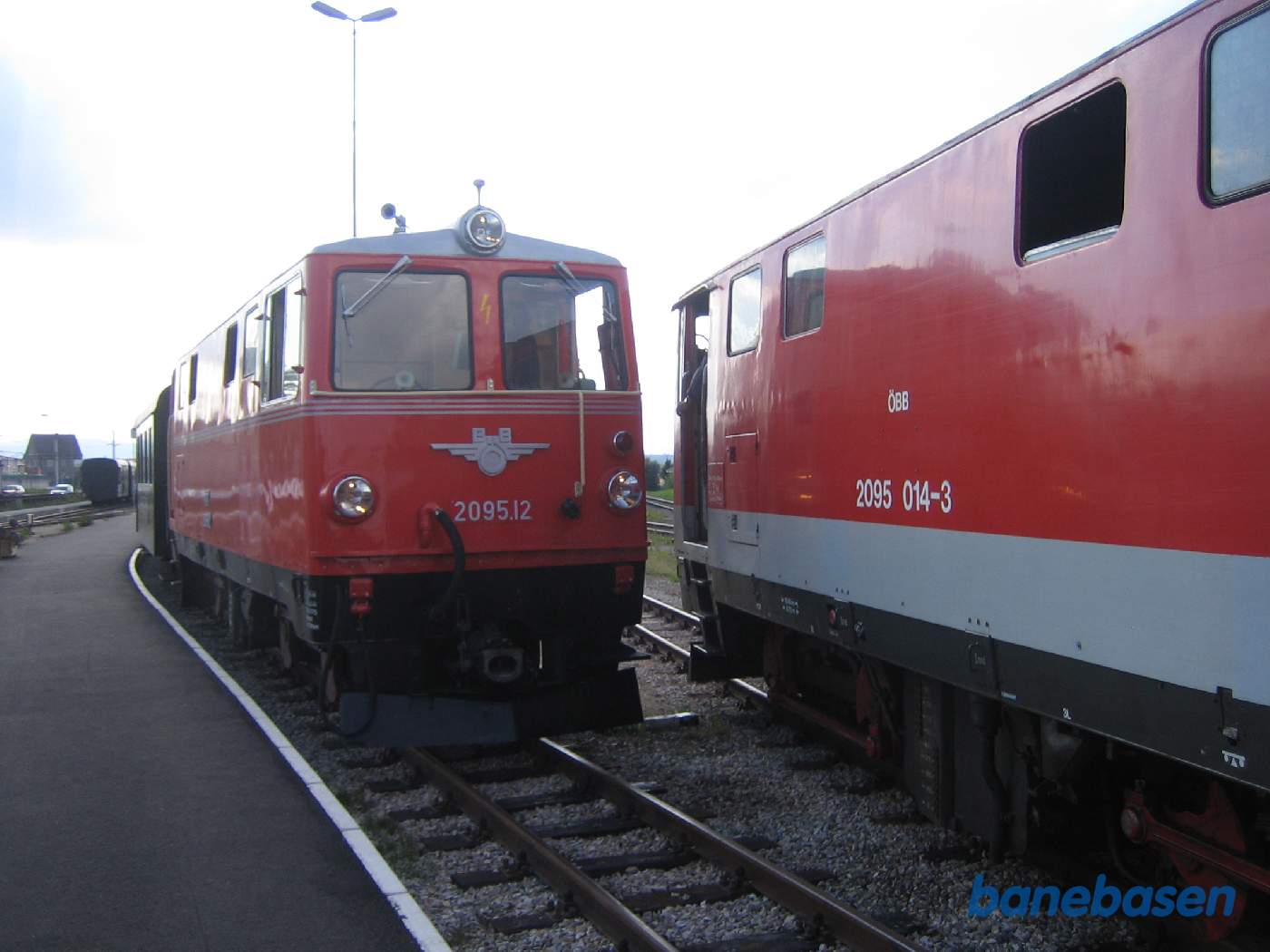 Diesellokomotiv rangerer på stationen og passerer tæt forbi 2095.12 der lige er ankommet fra Gross Gerung