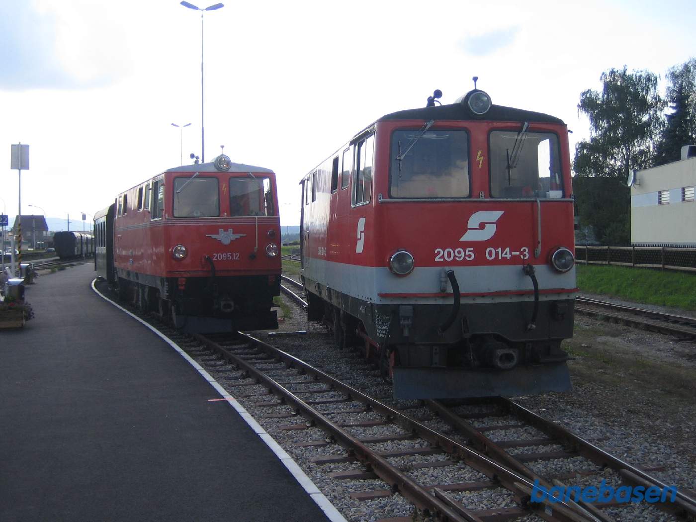 Diesellokomotiv rangerer på stationen og passerer tæt forbi 2095.12 der lige er ankommet fra Gross Gerung
