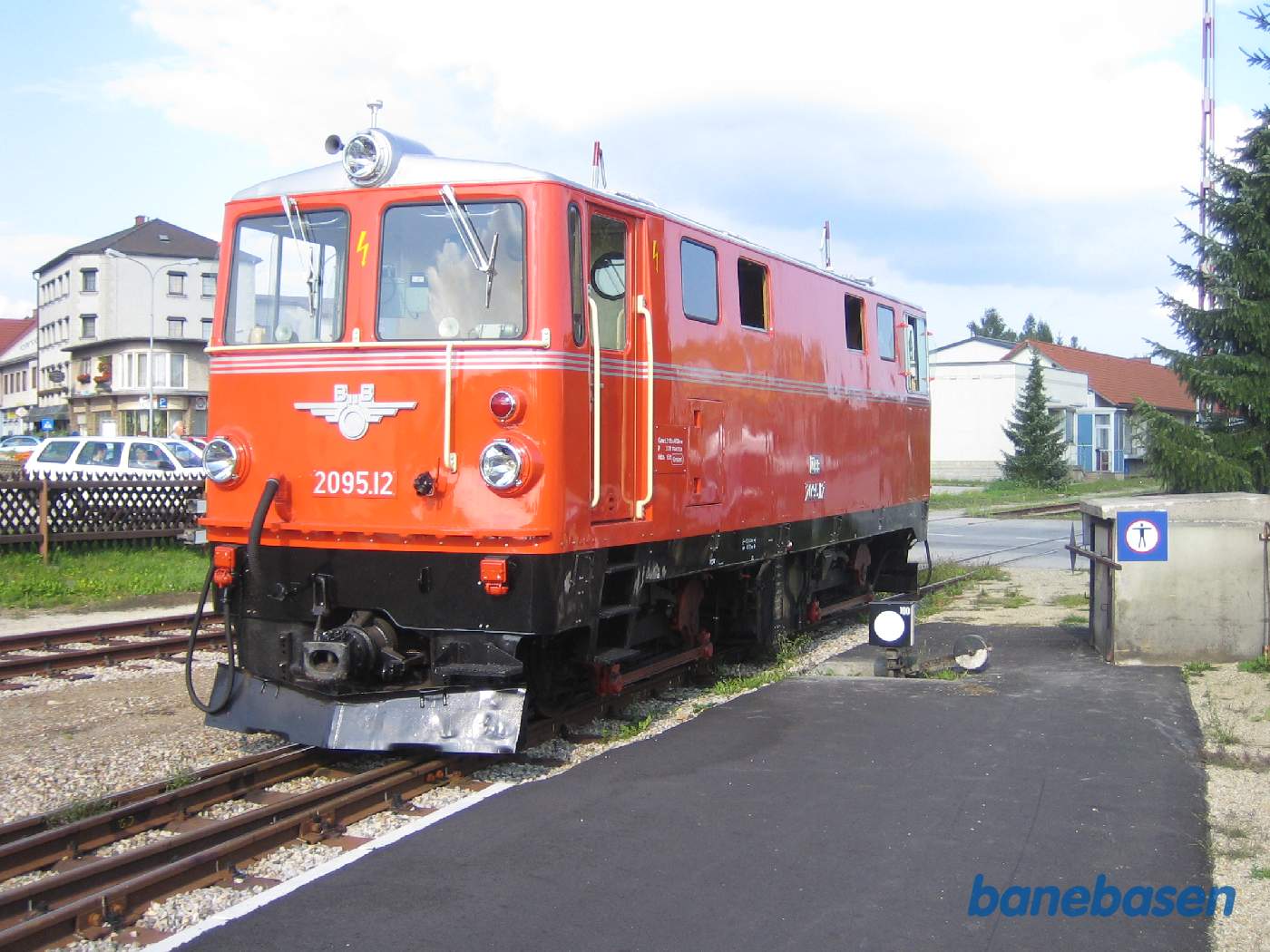 Diesellokomotiv koblet af vognene og rangerer væk på stationen