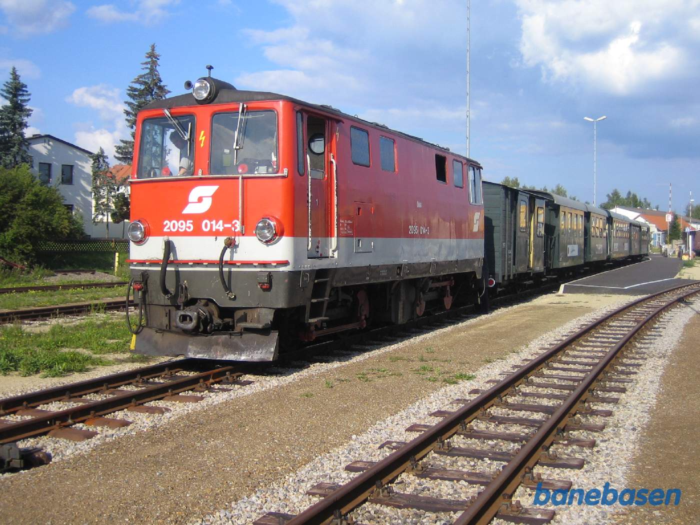 Diesellokomotivet koblet til vognene