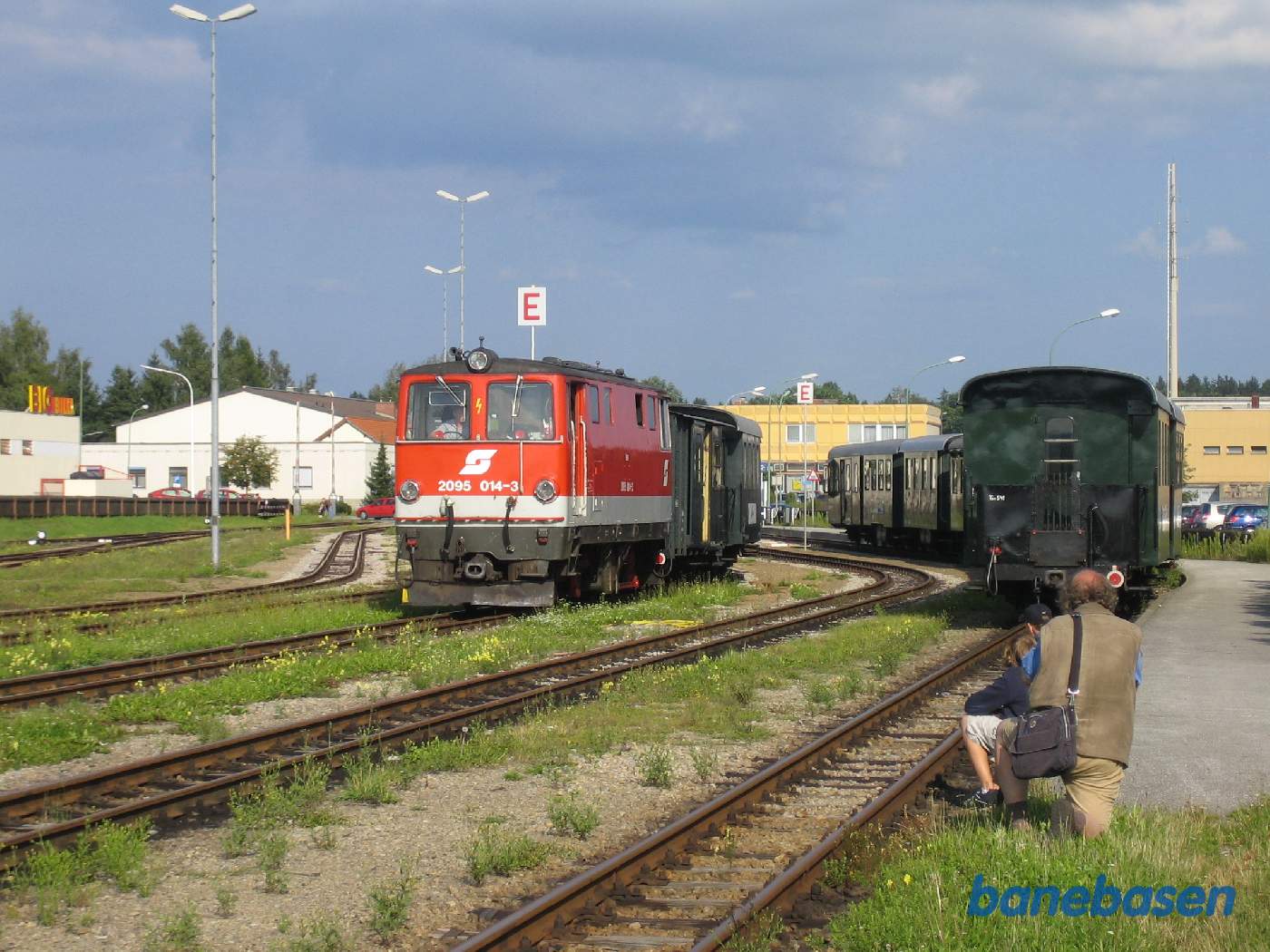 Diesellokomotivet koblet til vognene