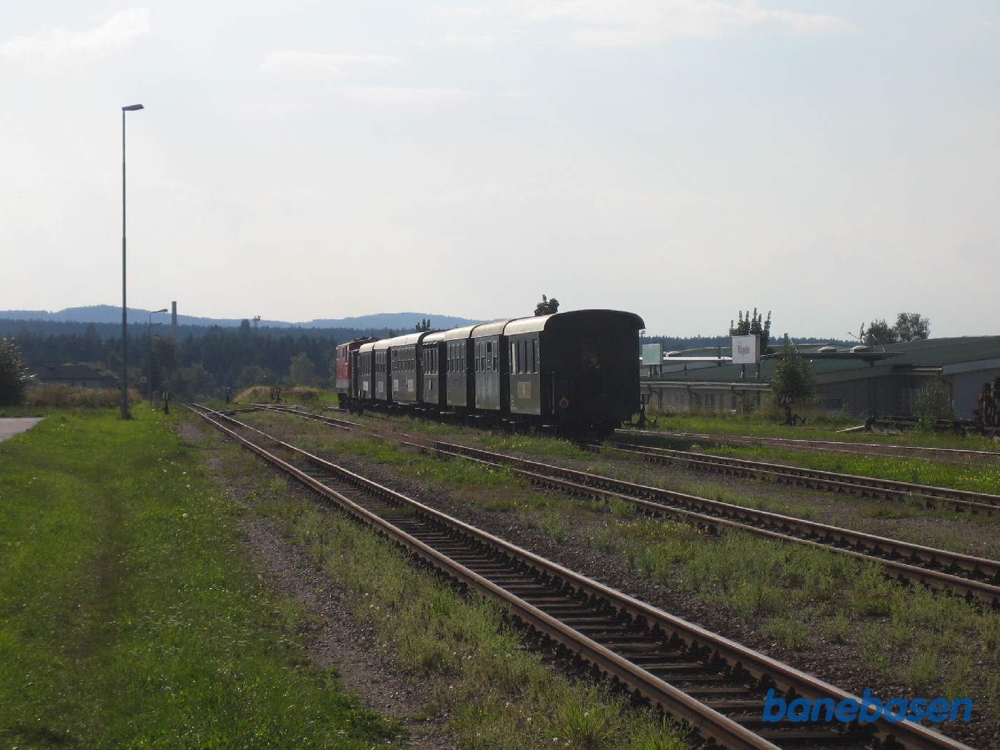 Persontoget på vej ud af stationen i retning mod Heidenreichstein