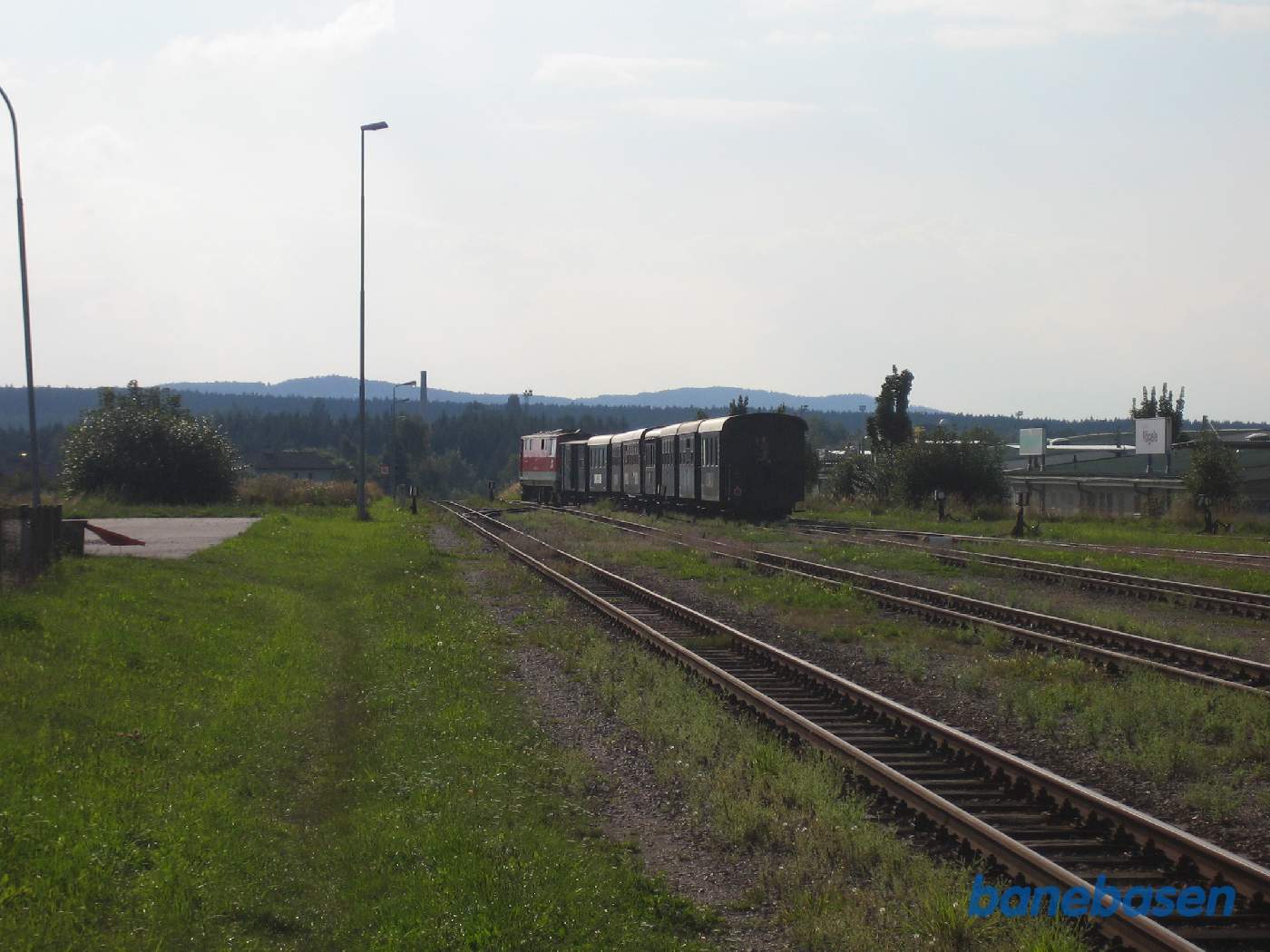Persontoget på vej ud af stationen i retning mod Heidenreichstein