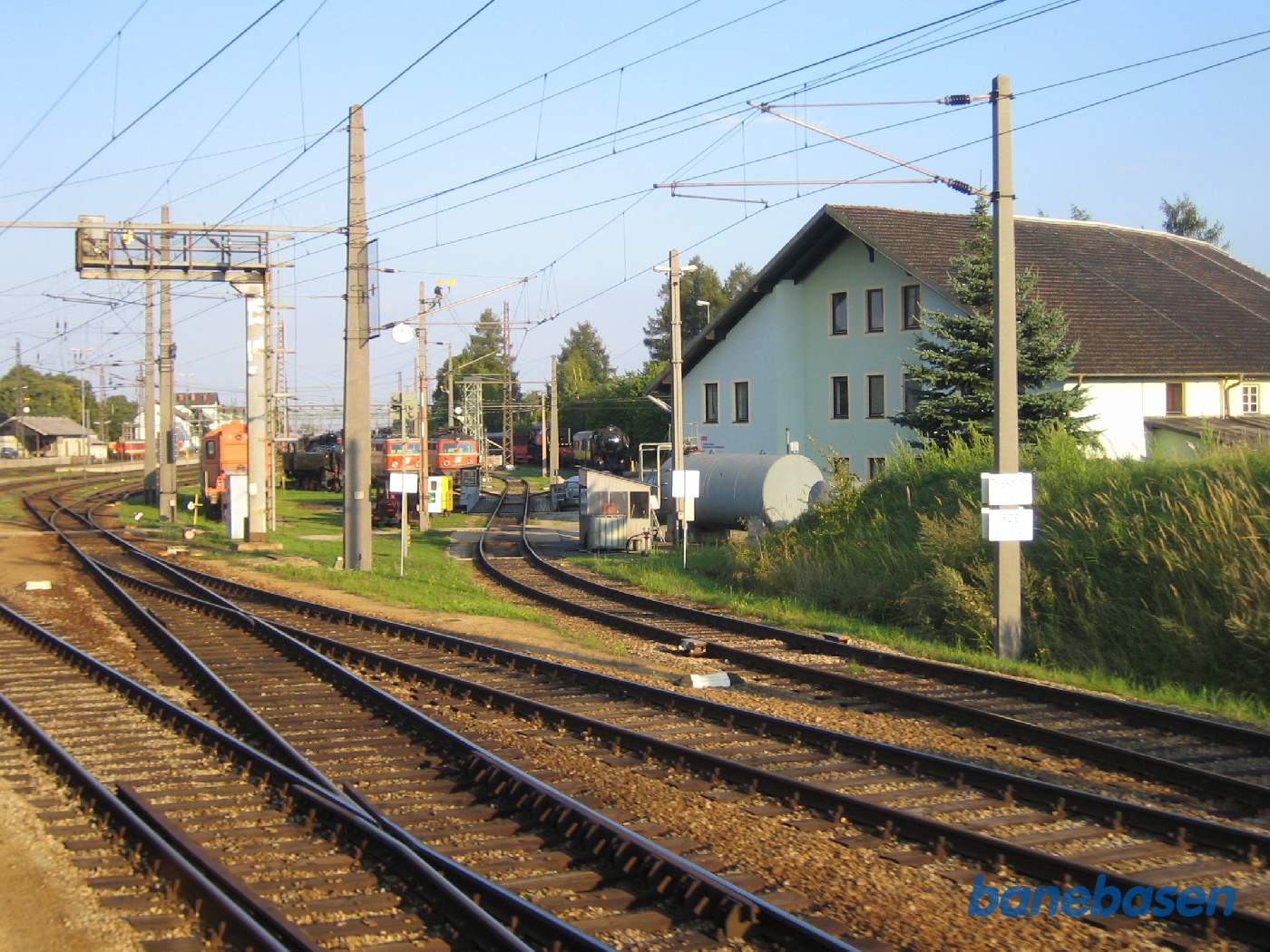 Et vue ind over jernbanemuseets område, set fra et togvindue i fart