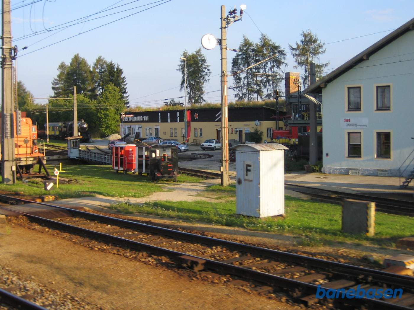 Et vue ind over jernbanemuseets område, set fra et togvindue i fart
