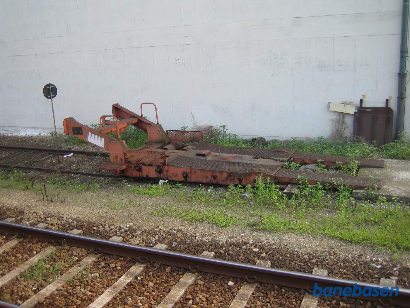 En jernbaneundervogn, en bil eller traktor kører op på vognen og bilens hjul presser på de 2 stålruller der får undervognen til at bevæge sig.