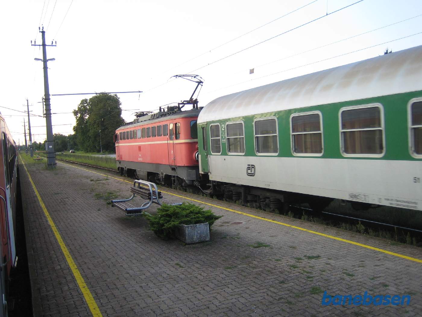 Persontog med en tjekkisk personvogn ved perron, set fra togvindue