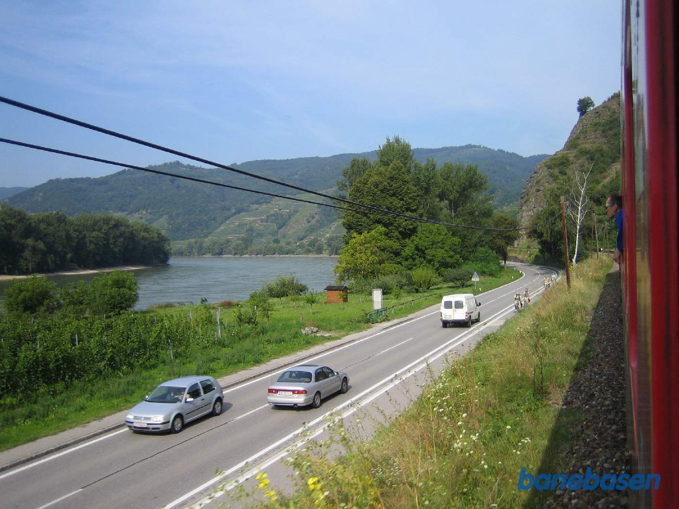 Toget kører langs vejen, Donau til venstre i billedet