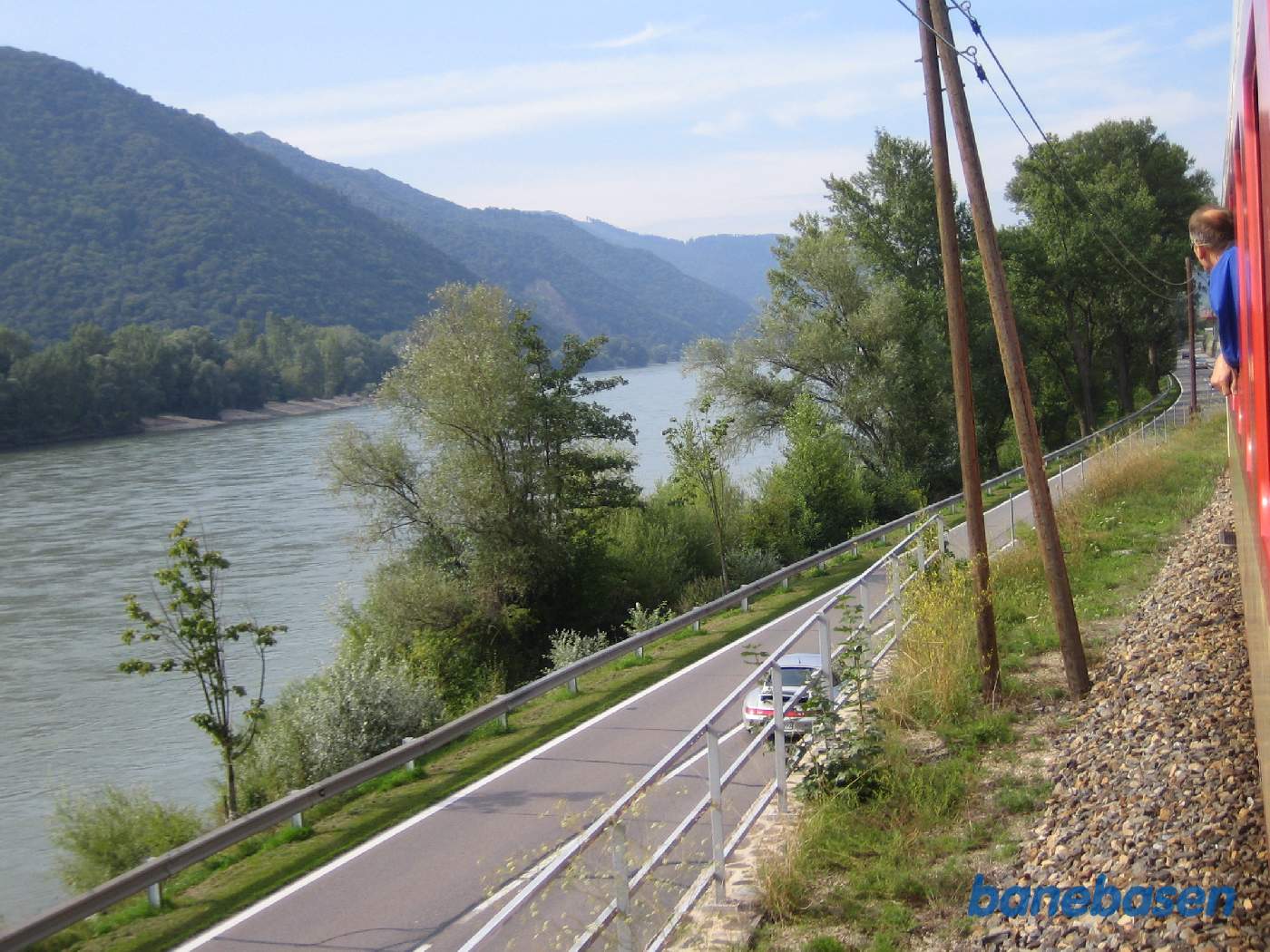Toget kører langs vejen, Donau til venstre i billedet