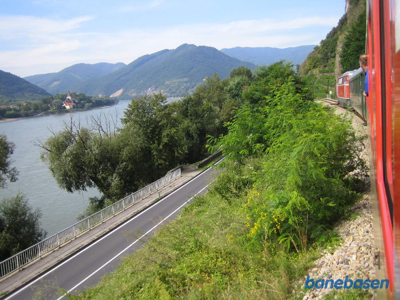 Toget kører langs vejen, Donau til venstre i billedet