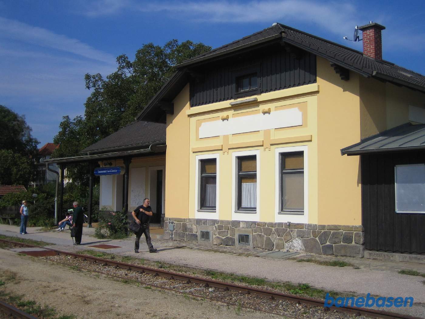 Stationsbygningen set fra toget