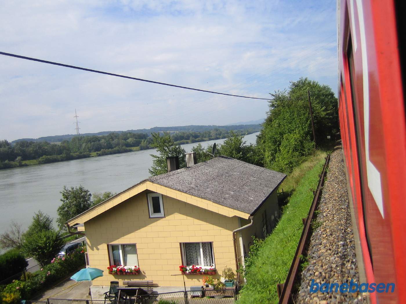 Toget kører langs vejen, Donau til venstre i billedet