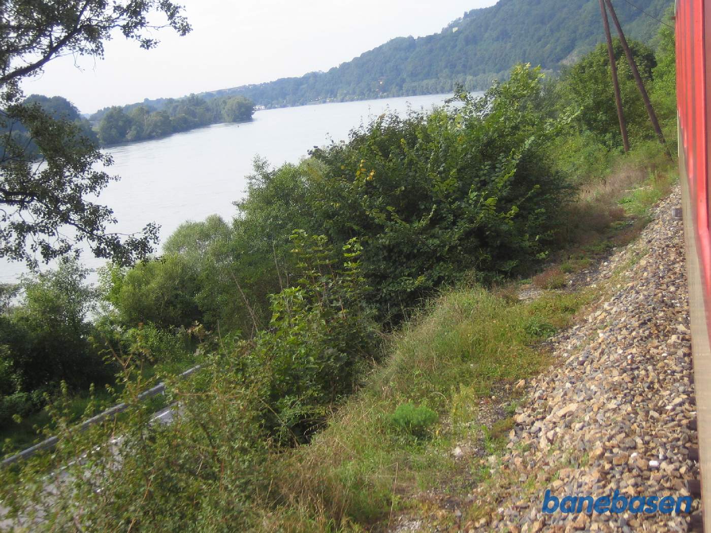 Toget kører langs vejen, Donau til venstre i billedet