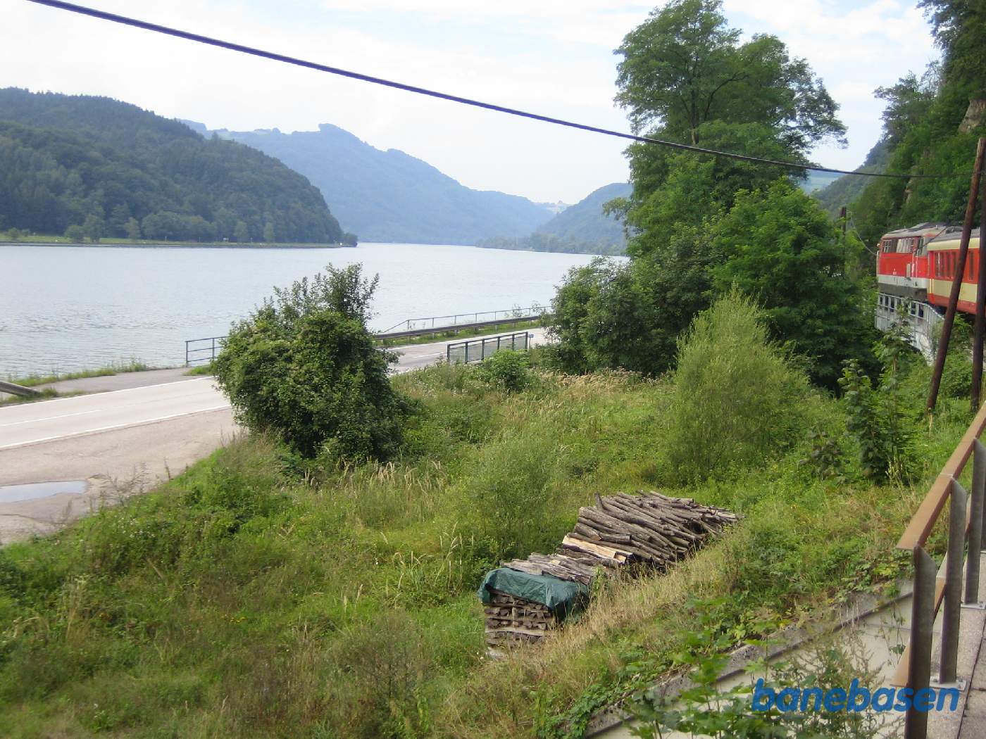 Toget kører langs vejen, Donau til venstre i billedet