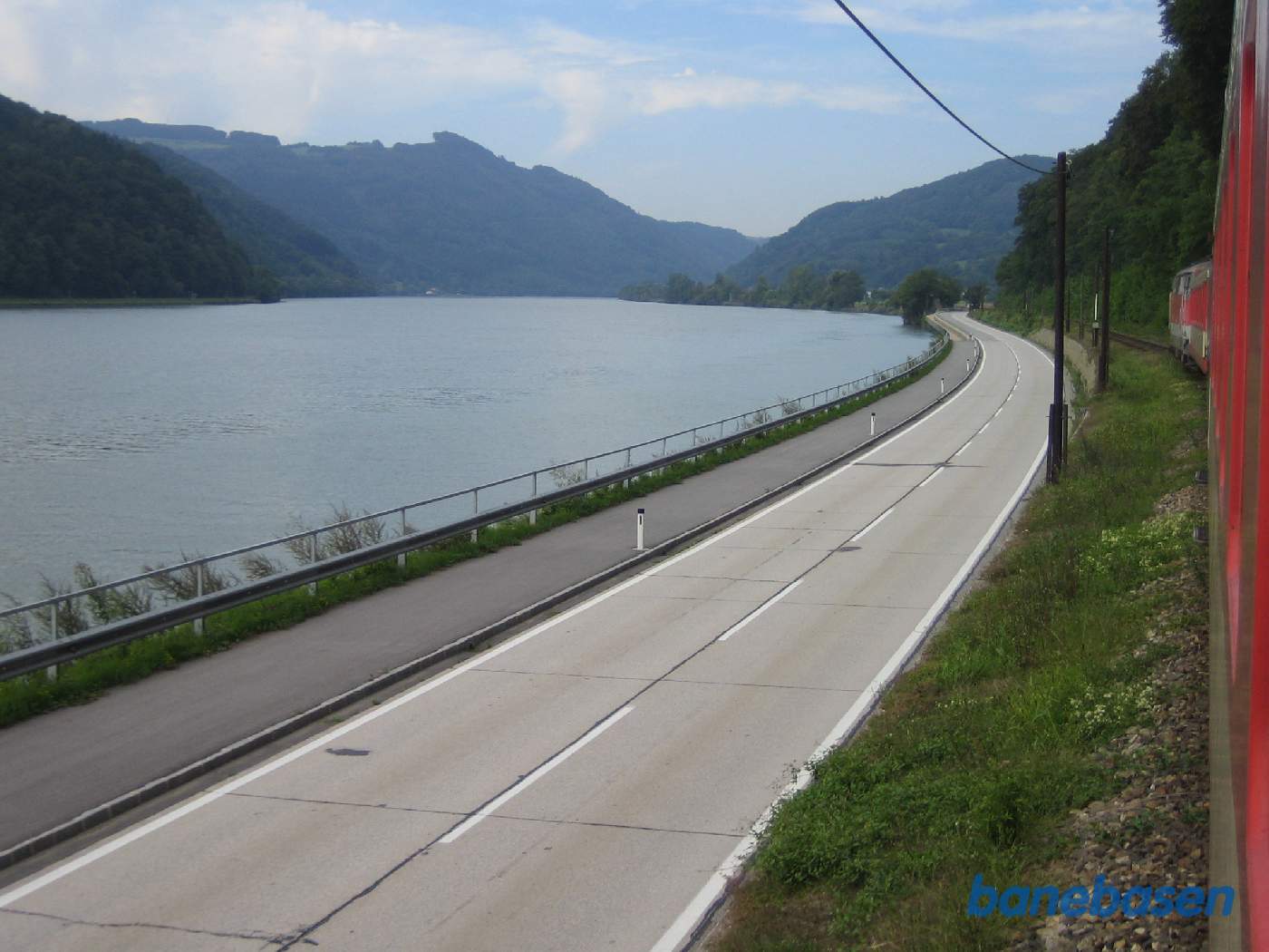 Toget kører langs vejen, Donau til venstre i billedet