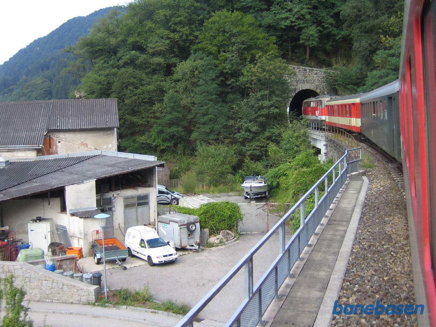 Toget på vej ind i en tunnel