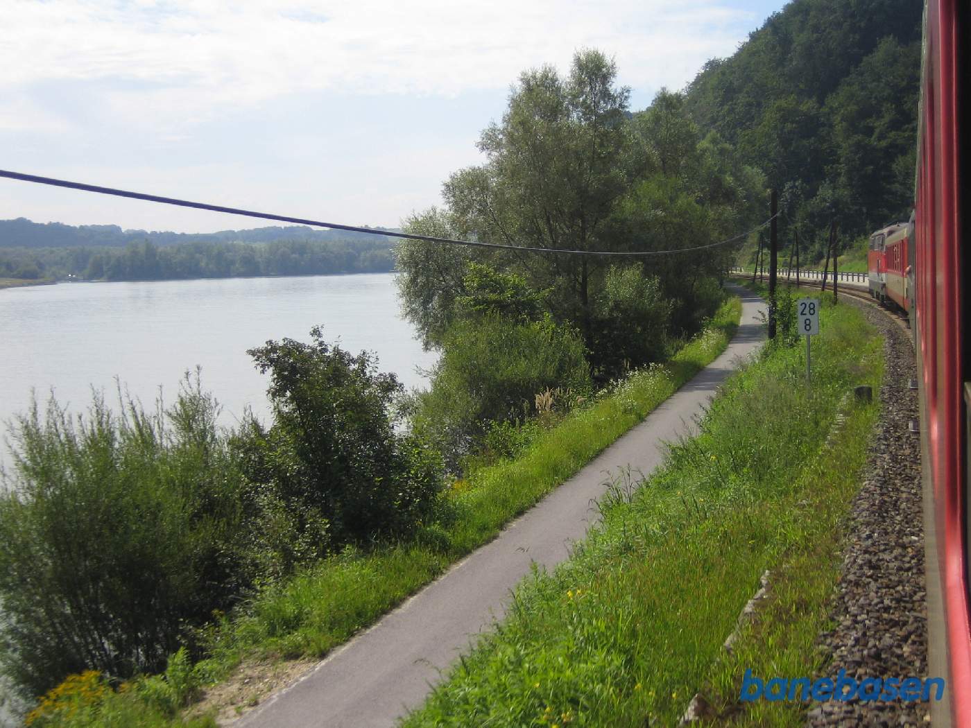Toget kører langs en cykelsti, Donau til venstre i billedet