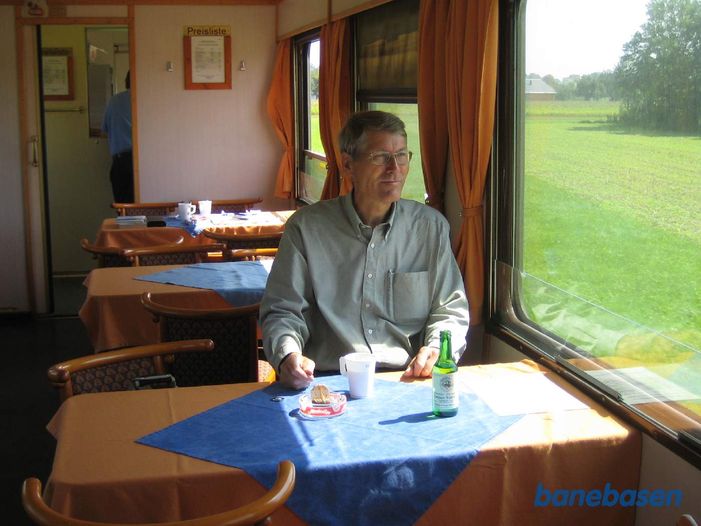 En turist nyder turen i spisevognen