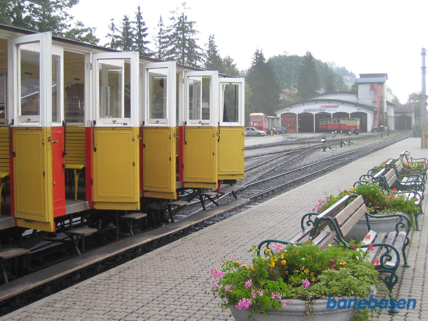 Et vue ud over stationsområdet fra perronen, remise og værksteder i baggrunden