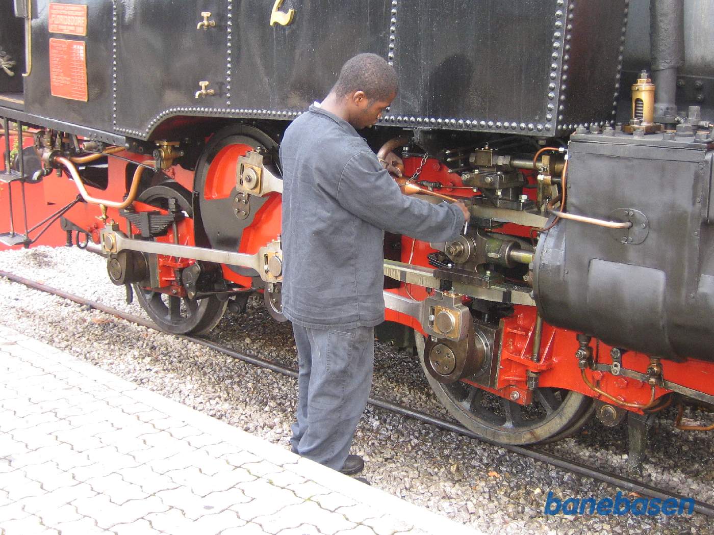 Fyrbøderen smører krydshovedet med olie