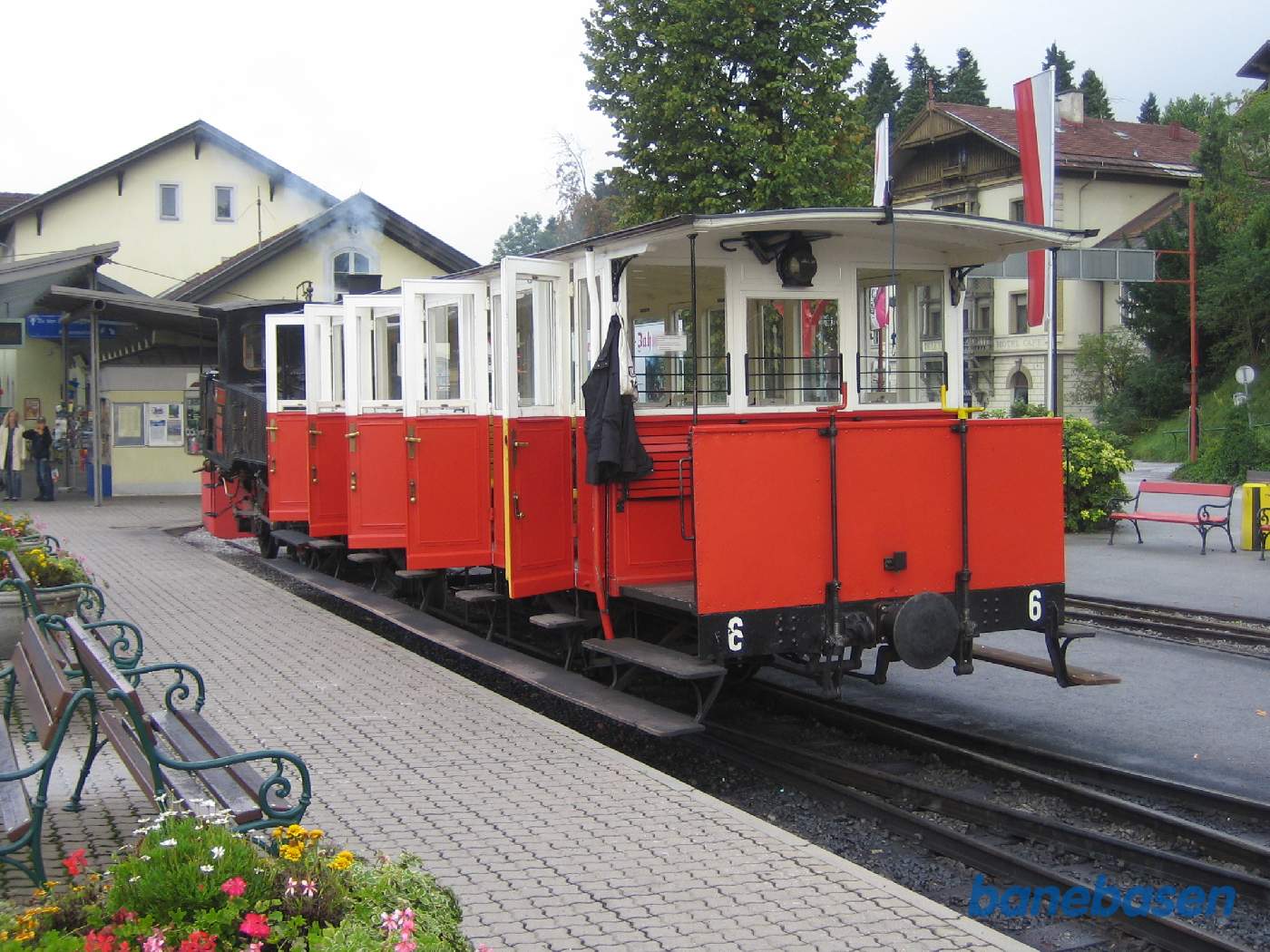 Persontoget holder ved perron