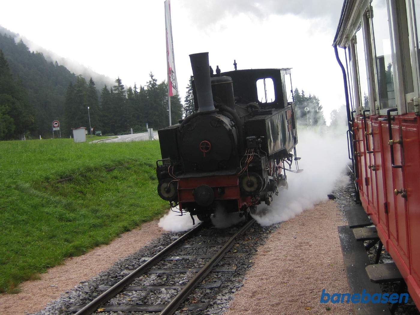 Eben er banens højeste punkt, hvor lokomotivet løber om, så lokomotivet altid vil have personvognen presset mod sig