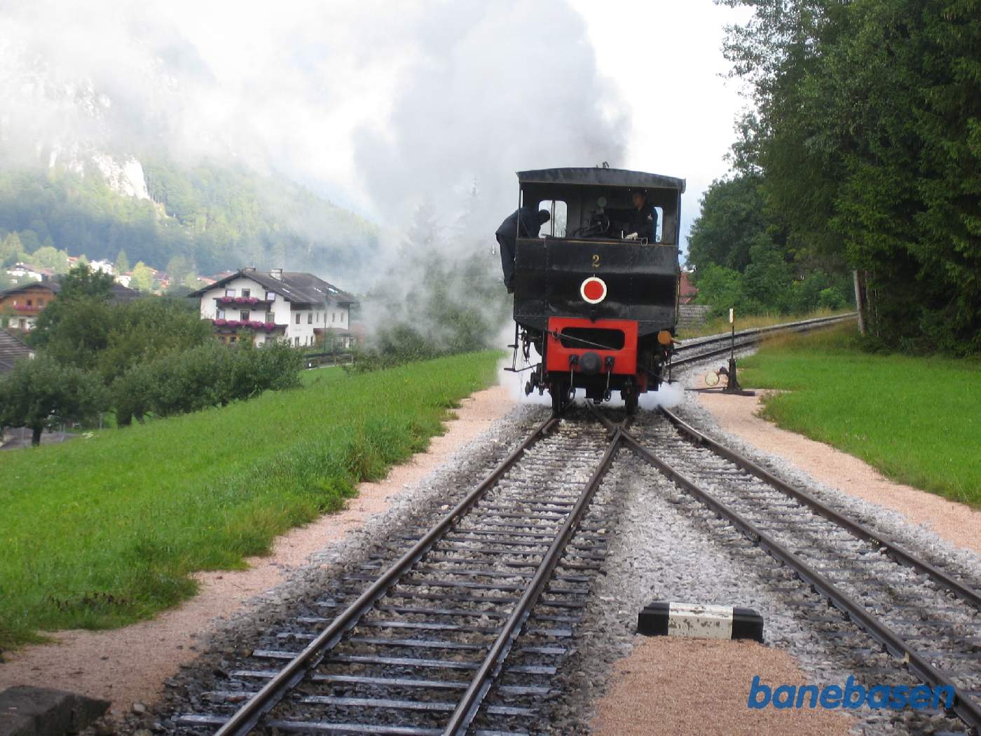 Eben er banens højeste punkt, hvor lokomotivet løber om, så lokomotivet altid vil have personvognen presset mod sig