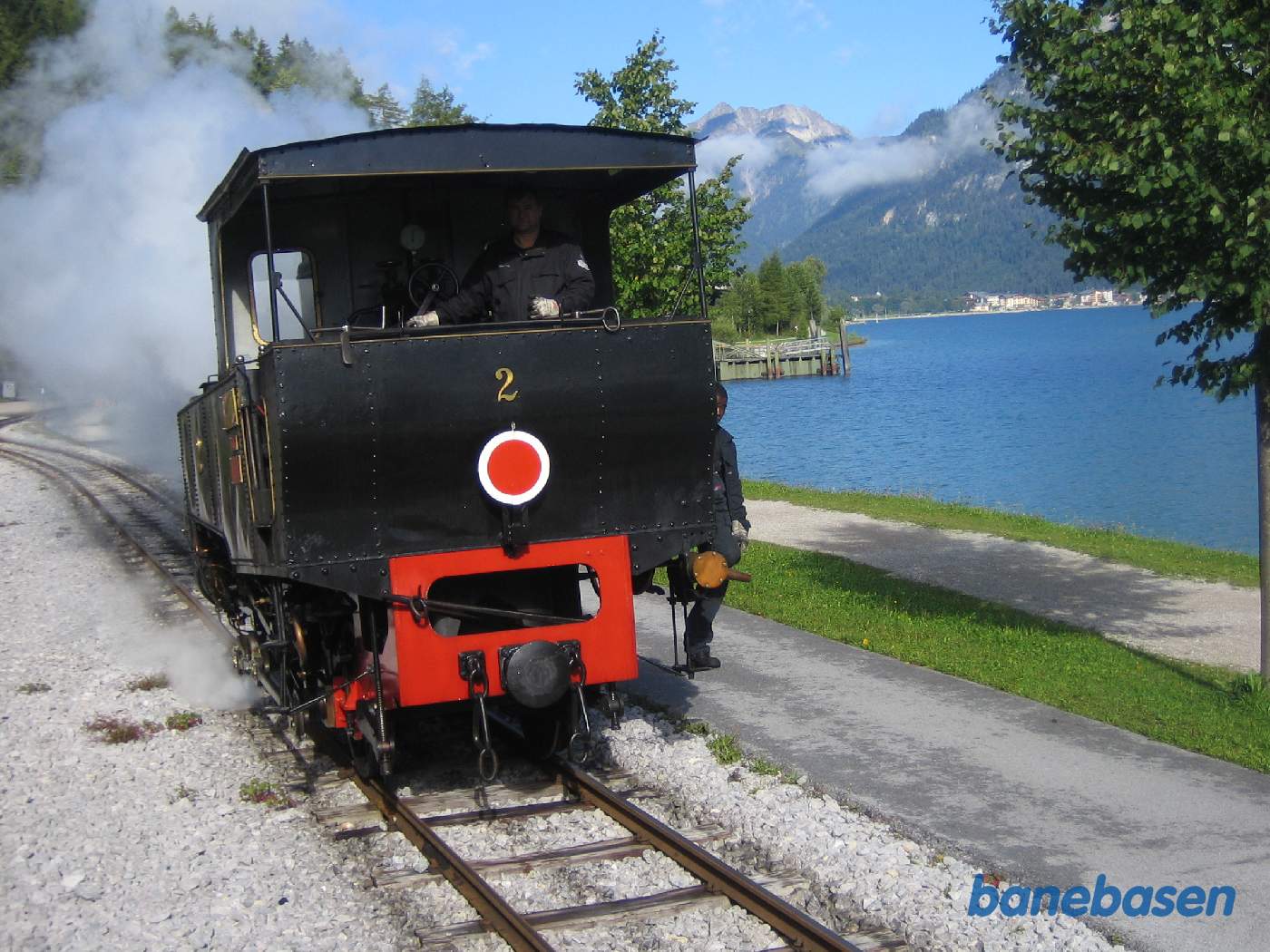 Lokomotivet løber om, søen til højre