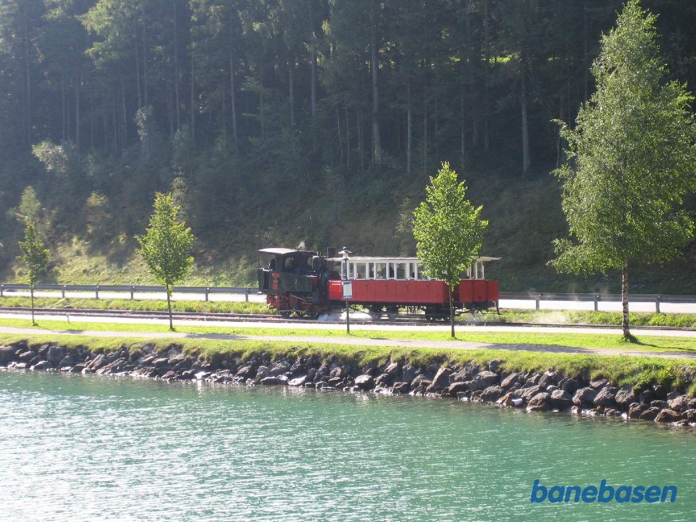 Persontoget set ude fra spidsen af landgangsbroen