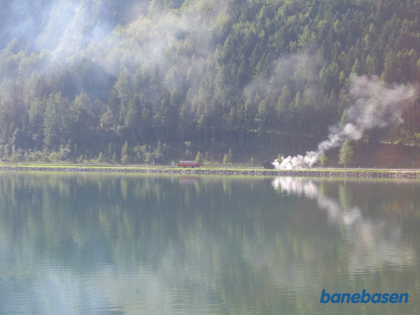 Stationen og damptoget set fra båden ude på søen