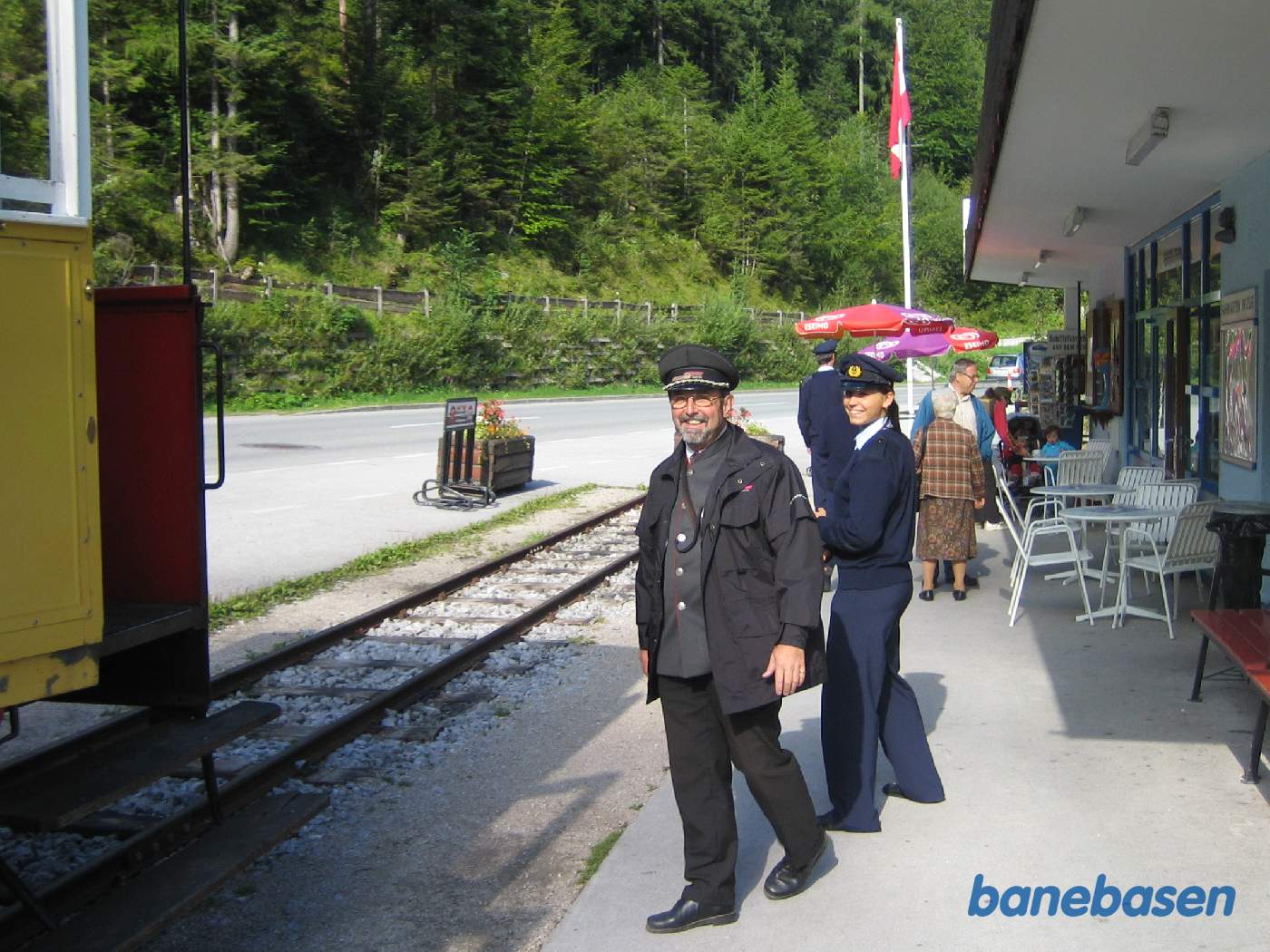 Stationsbygningen ses til højre, hvor der også sælges billetter til skibsfarten
