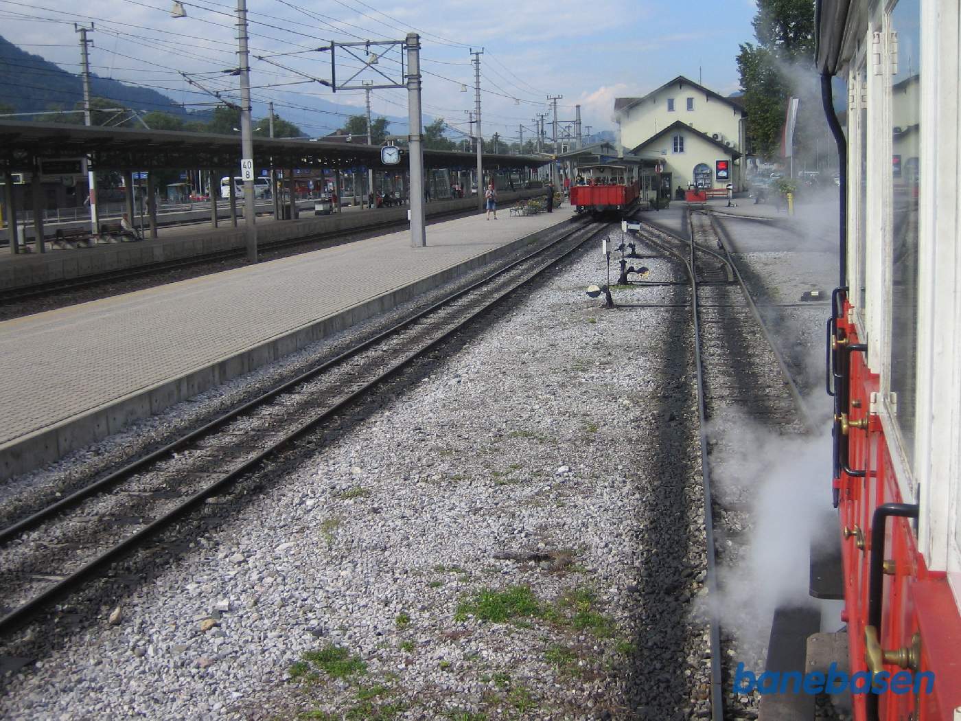 Toget på vej ind på Jenbach station, næste tog holder klar