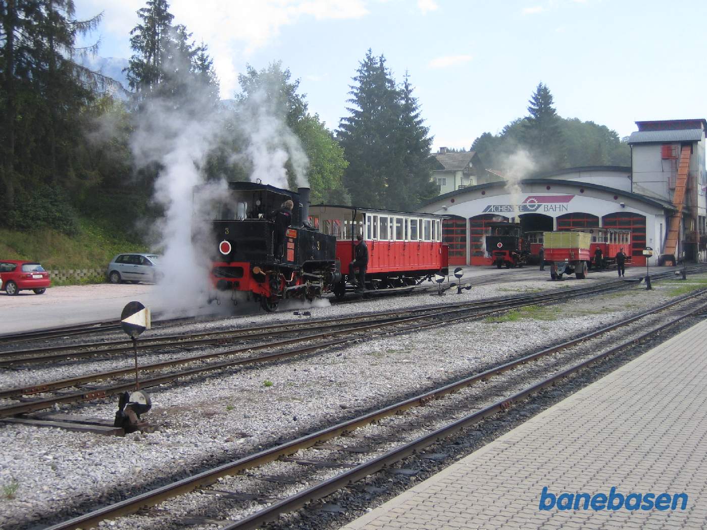 Lokomotivet rangerer personvognen ud til remisen