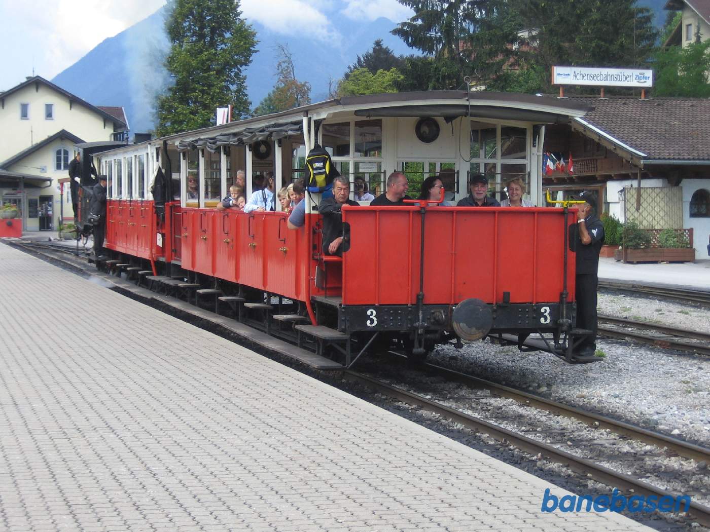 Så kører toget fyldt med glade turister der skal op til søen