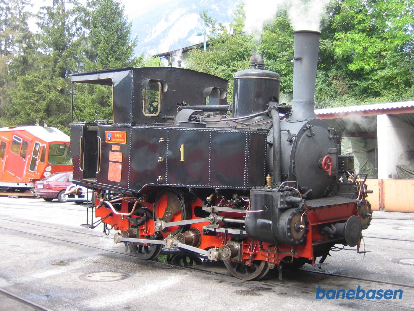 Billede af et damplokomotiv set skråt fra siden