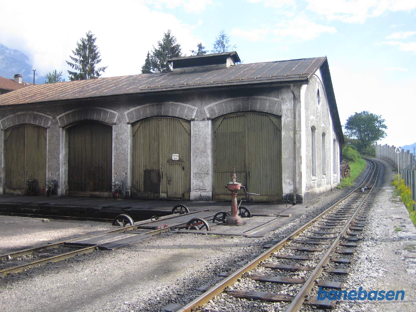 Skydebroen inde på værkstedet, hovedsporet op ad bjerget til højre